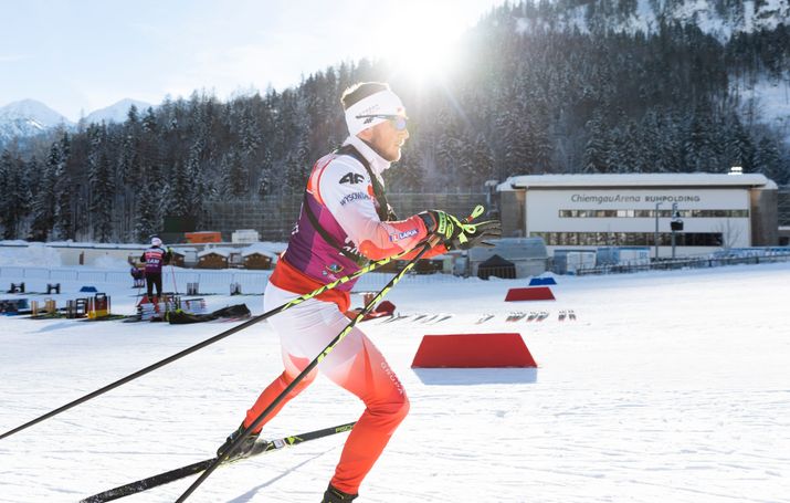 Ein Biathlet beim Start von der Chiemgau Arena