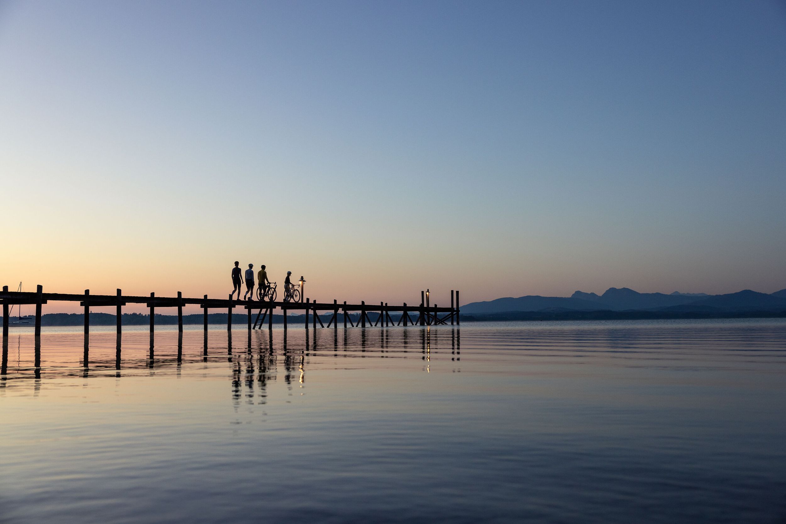 Sonnenaufgang mit Fahrrad am Chiemsee