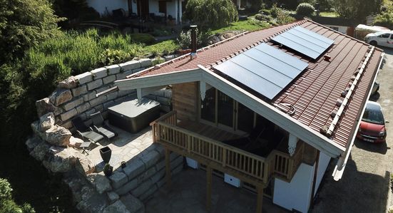 Chalet BERGSUCHT- Blick auf Chalet und Whirlpool
