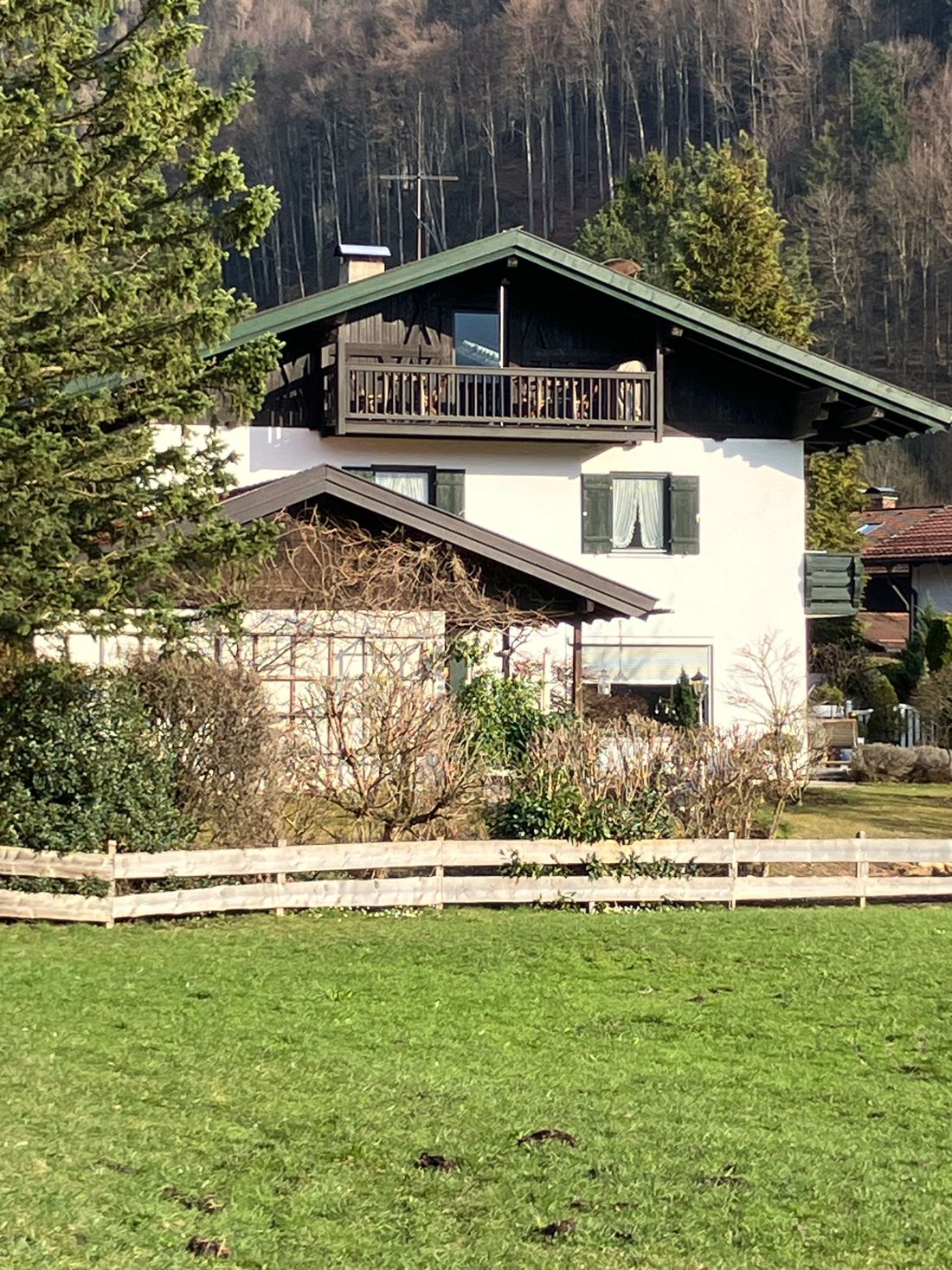 Hausansicht im Frühling, Balkon mit Abendsonne