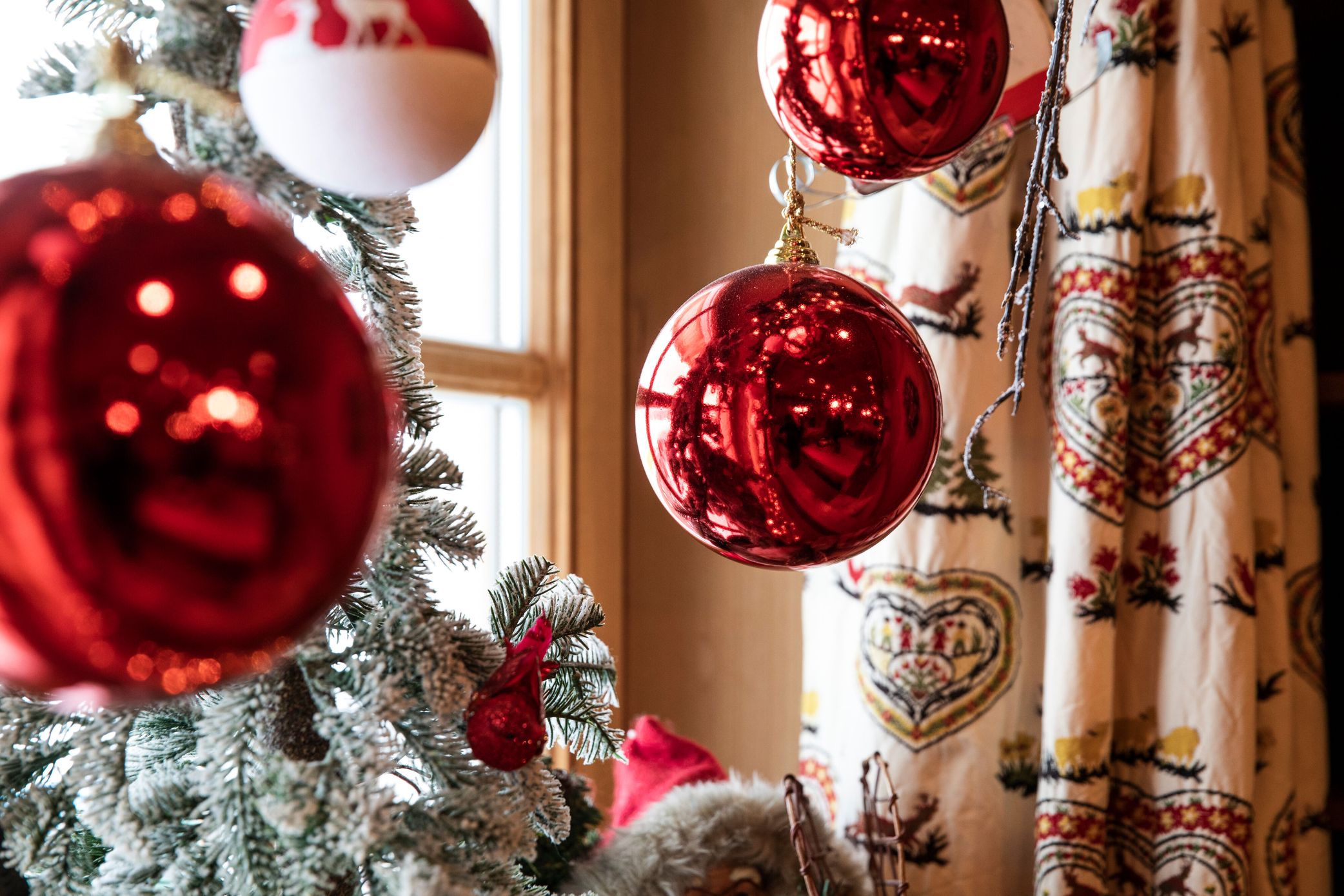 Red Christmas balls in the restaurant of the Sonnenalm on the Winklmoosalm