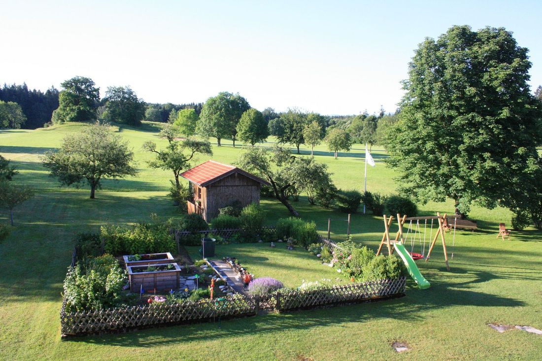 Meisinger Hof - Blick auf den Garten und Golfplatz