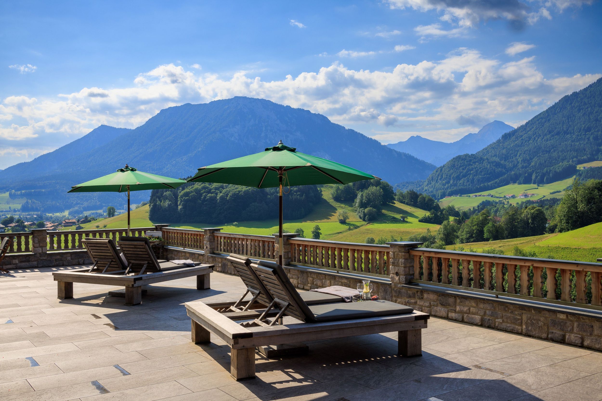 Liegen mit Bergblick