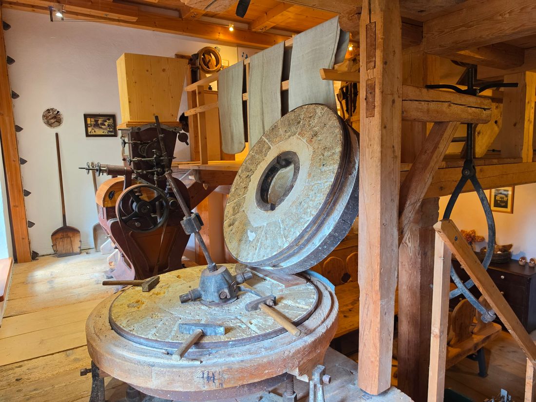 Unser Mühlenmuseum mit historischem Mühlenstein.