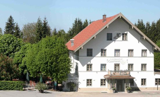 Außenansicht mit Biergarten