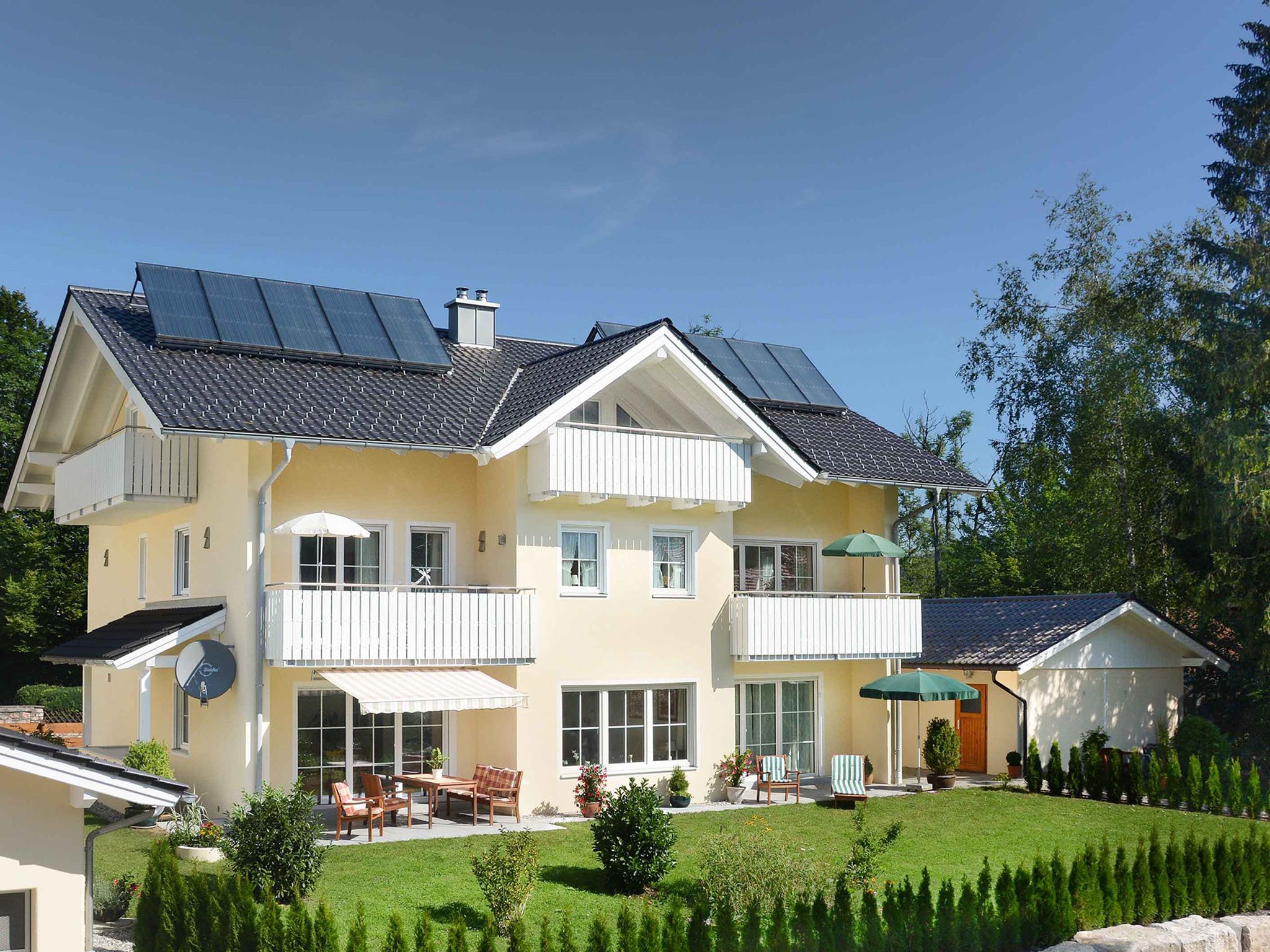 Neu errichtetes Haus in sonniger Lage