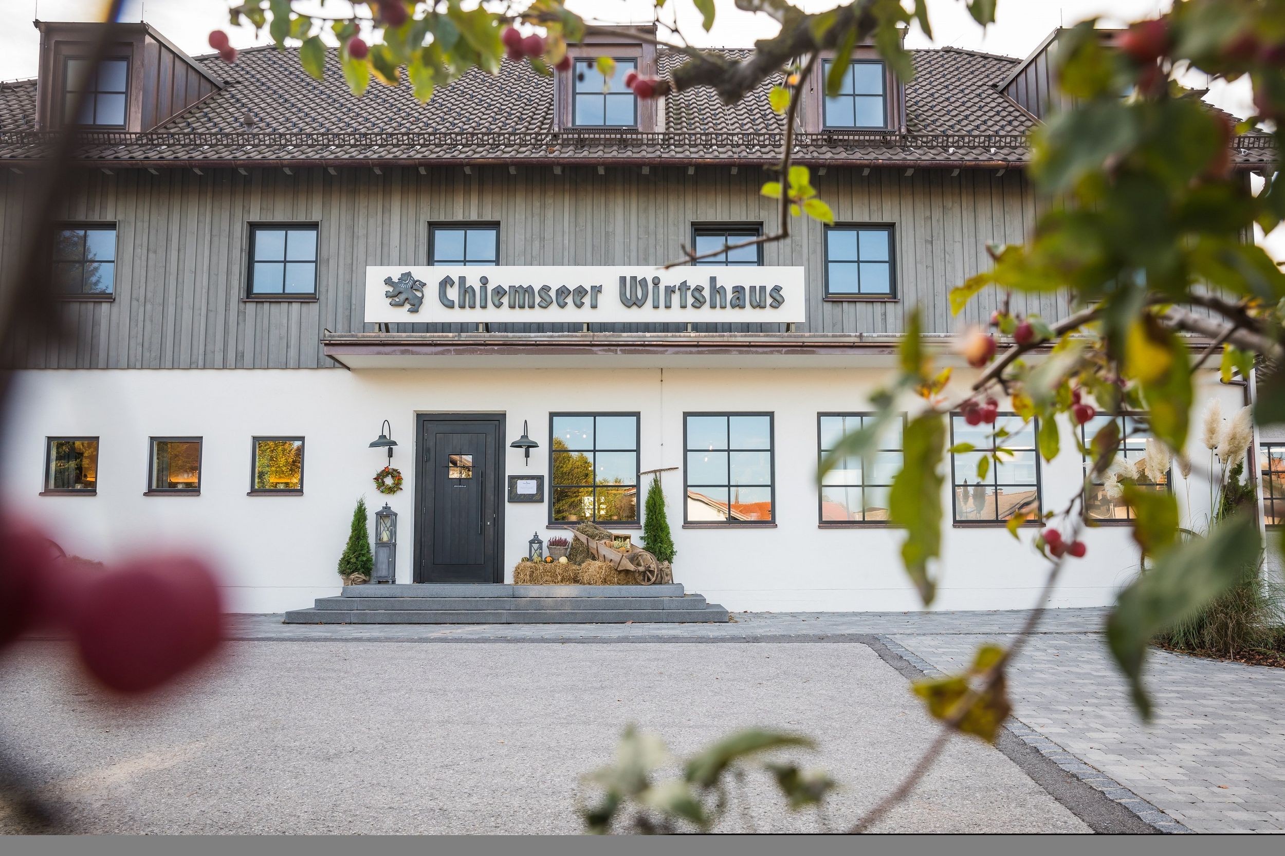 chiemseer_wirtshaus_aussen_5-003_1