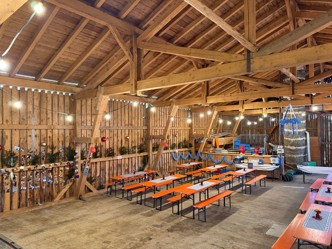 Feierlichkeit im Heuboden