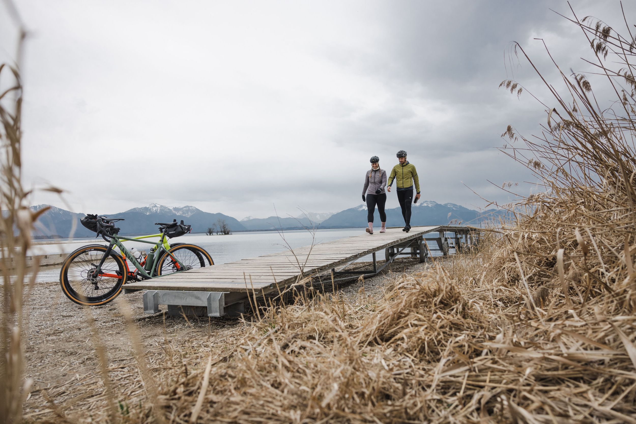Paar spaziert auf Holzsteg am Chiemsee