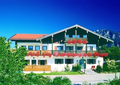 Hausansicht im Sommer