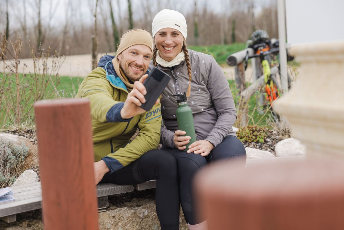 Paar beim fotografieren am Römerdenkmal