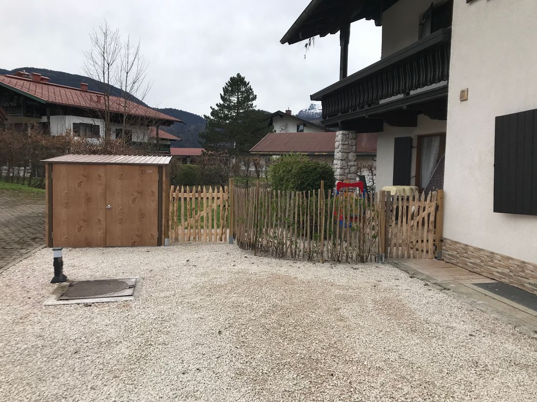 Hofblick auf E-Bike Garage und Gemeinschaftsgarten