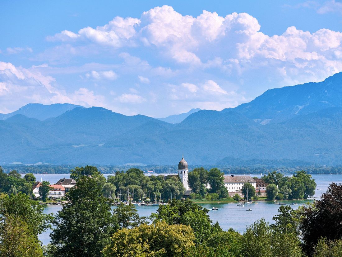 Umgebung - Blick auf Fraueninsel von Gstadt