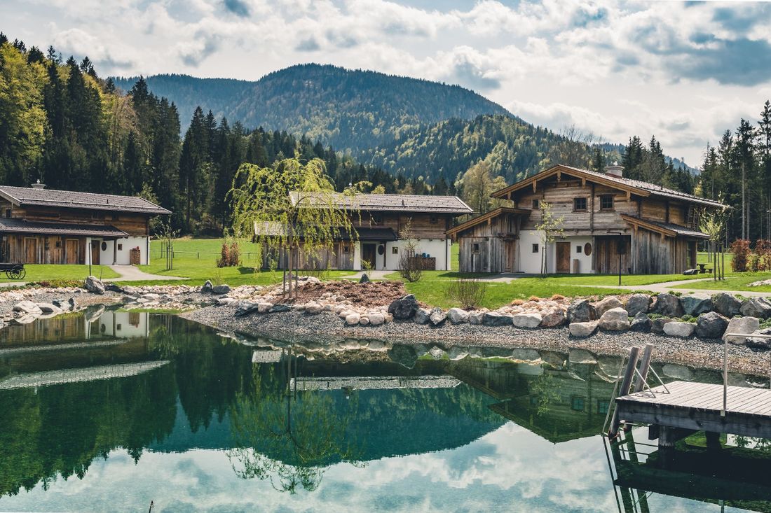Chalets um den Naturschwimmteich