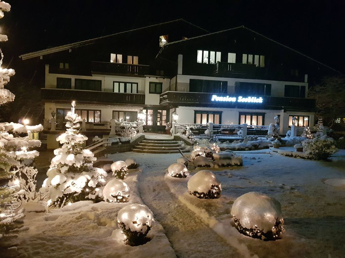 Hausansicht mit Weihnachtlicher Beleuchtung