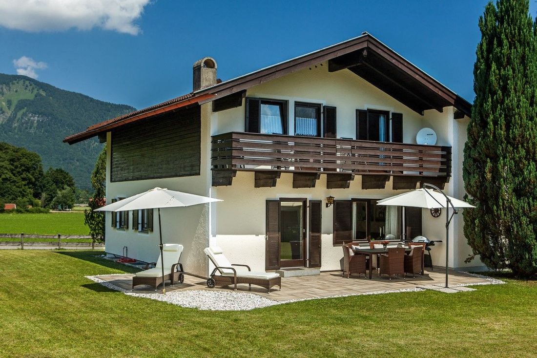 Hausansicht Sommer mit Terrassde