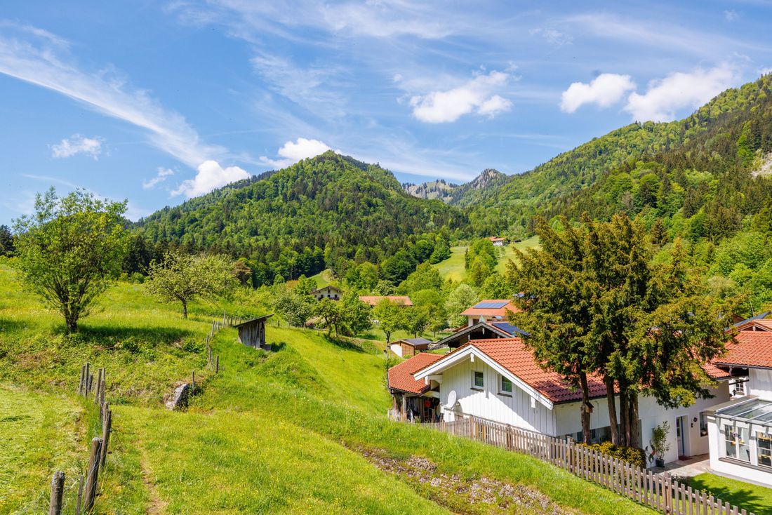 Außenansicht mit Blick in die umliegenden Berge