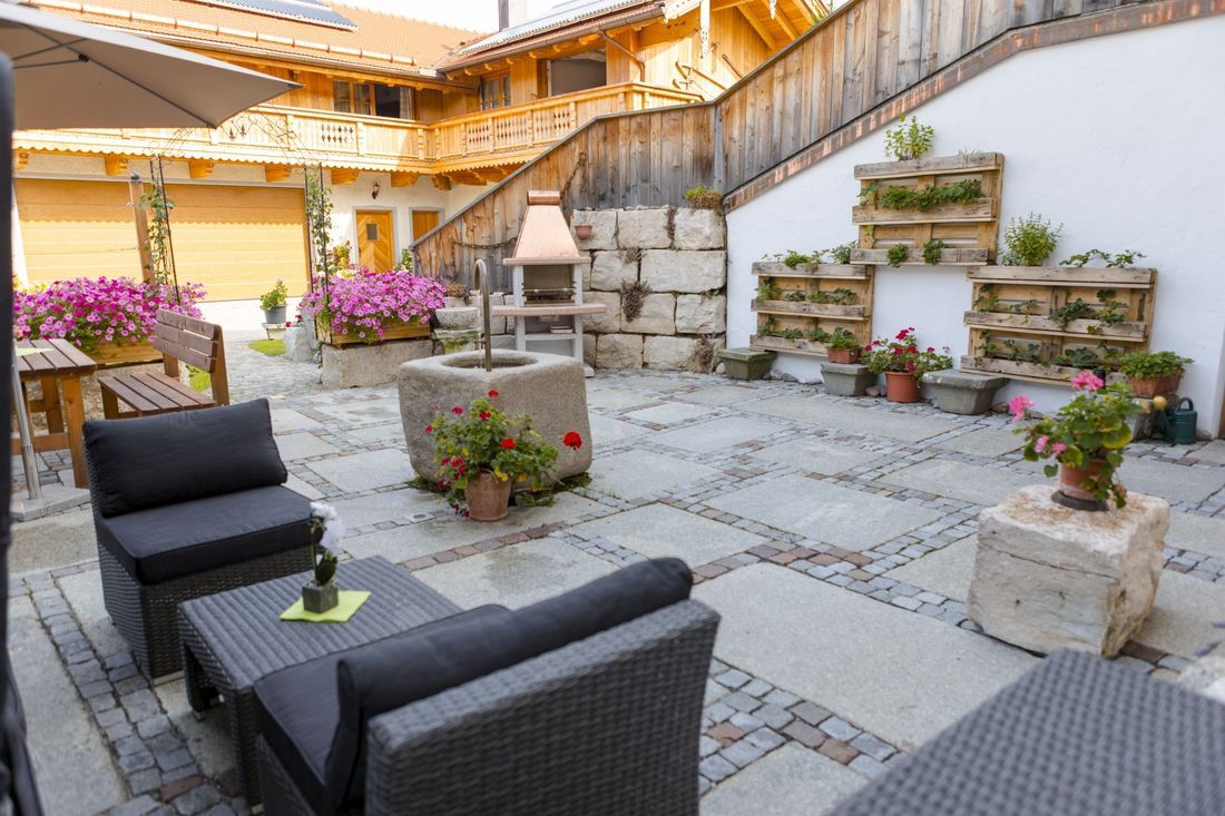 Göllner Hof, Grillbereich und Terrasse
