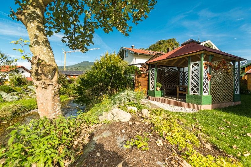 Grill-Pavillon am Bachlauf
