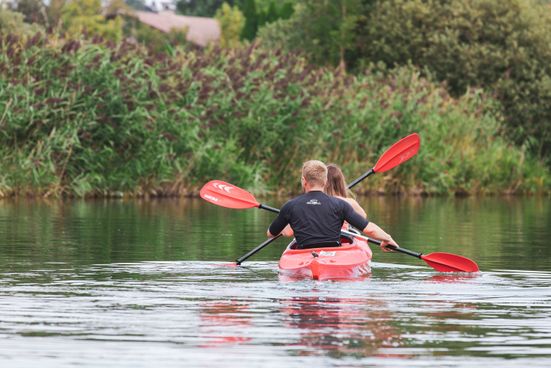 Kajakfahrer auf der Alz bei Seebruck 