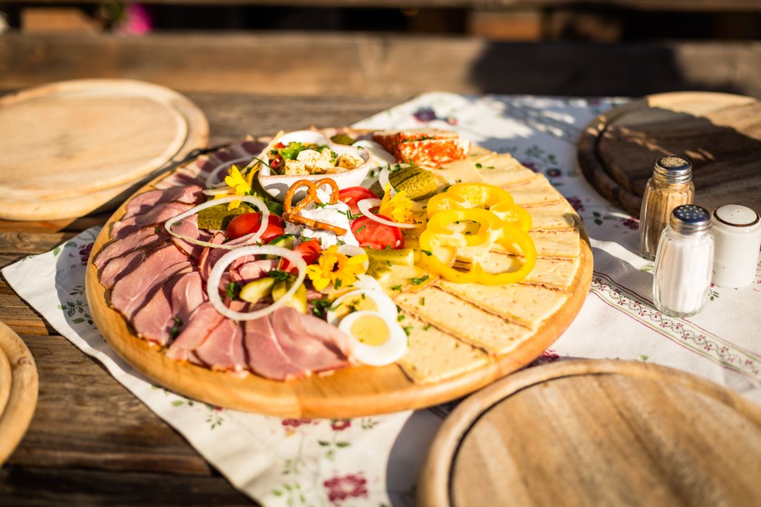 brotzeit-auf-der-langerbauern-alm
