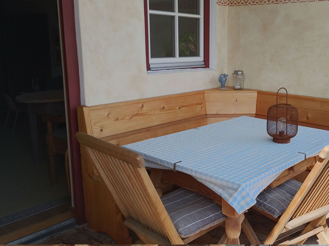 Gemütliche Balkonsitzecke für Frühstück, Brotzeit und Tourenplanung  :)