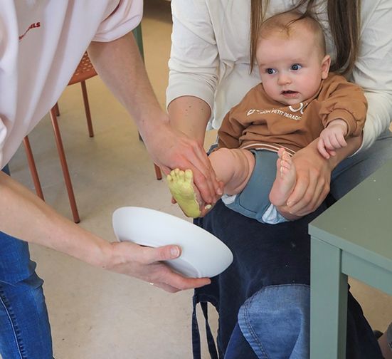 Babyfüße auf Keramik