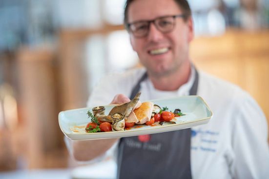 Franz Tanner präsentiert ein Gericht aus eigener Küche