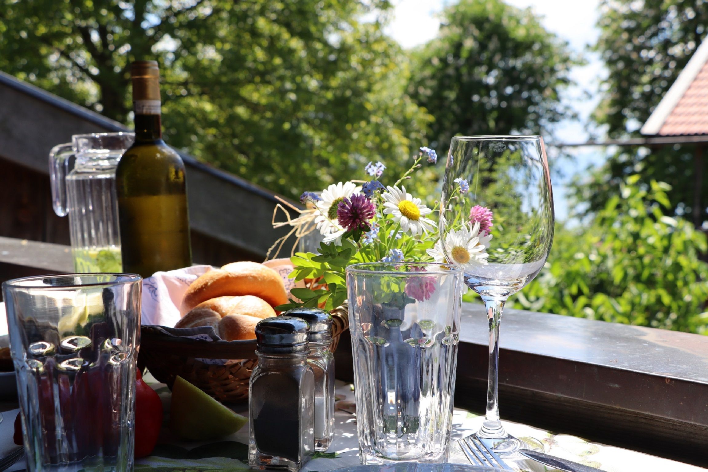 Brotzeit am Balkon