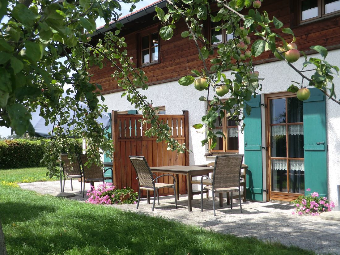 Ruhige Terrasse mit Gartenabteil von der Freiwohnung Hochfelln