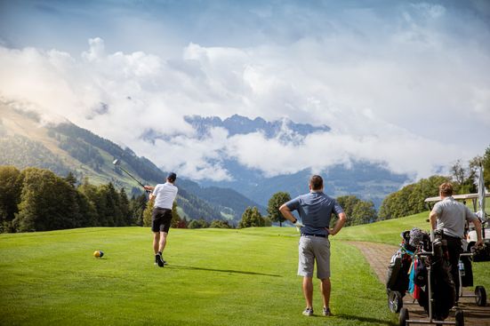 Abschlag an Loch 3 im Golfclub Reit im Winkl