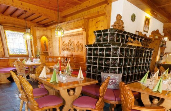 Zirbelstube Kachelofen