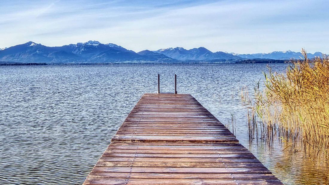 Blick über den Chiemsee in die bayrischen Alpen und der Kampen-Wand