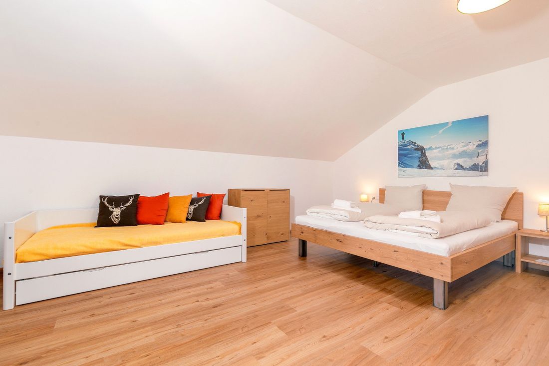 Drittes von drei Schlafzimmern. Das Zimmer ist sehr groß und hat einen eigenen Balkonzugang.