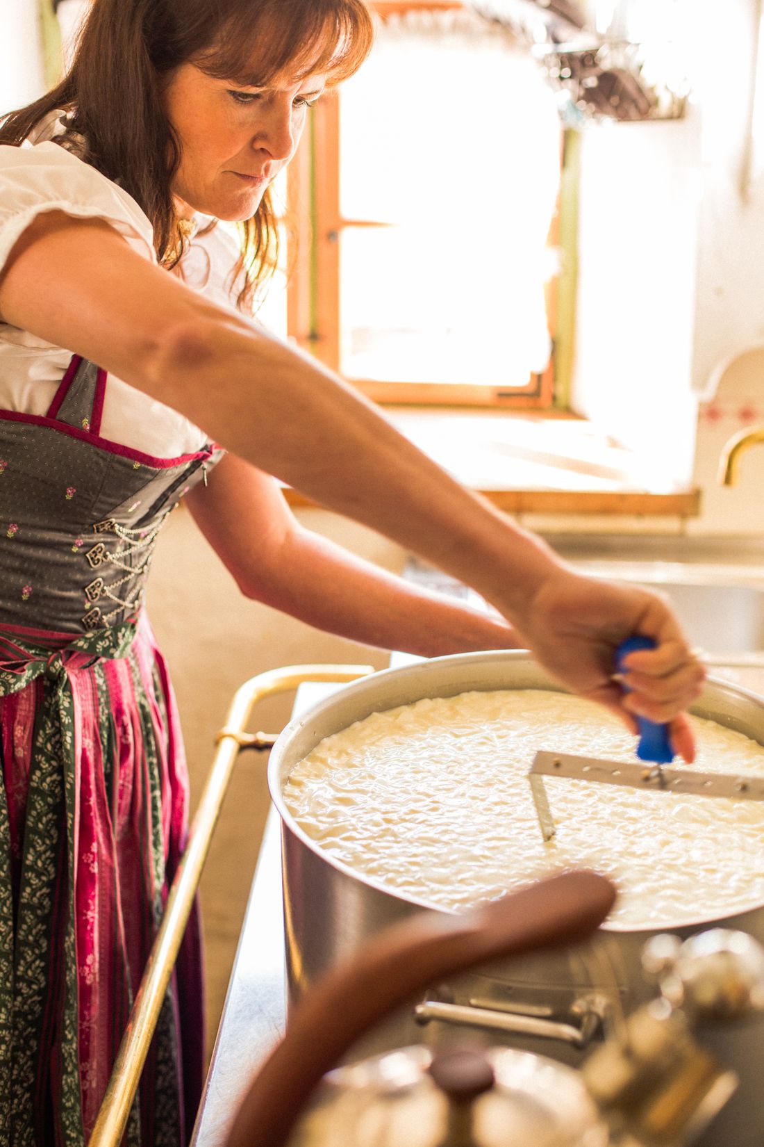 milchverarbeitung-auf-der-langerbauern-alm