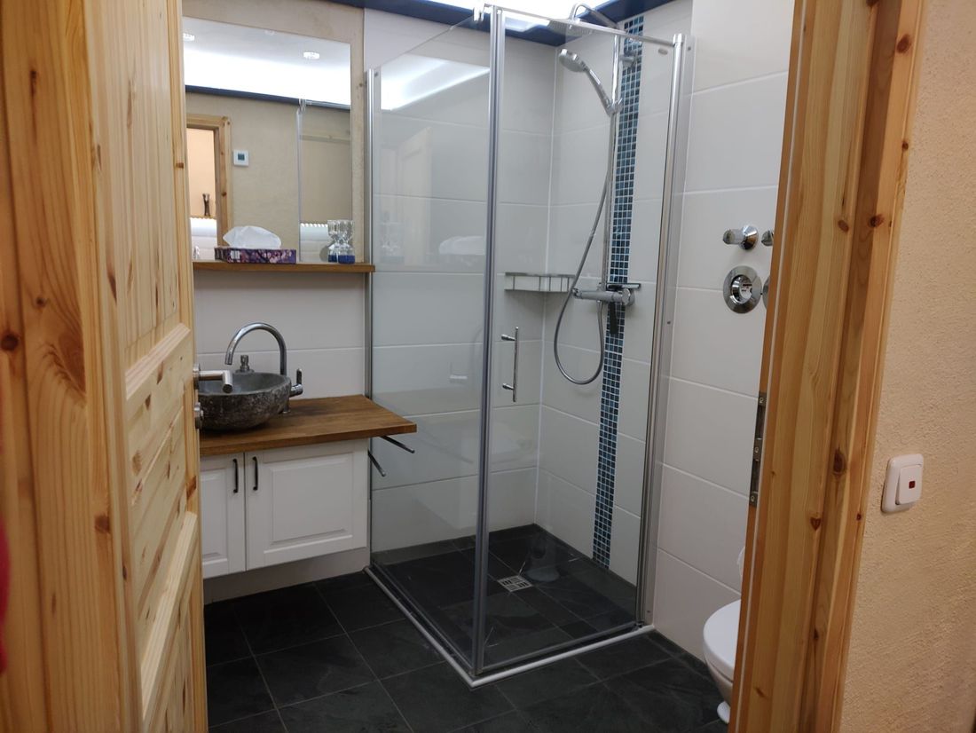 Badezimmer mit Douche-Waschbecken-WC