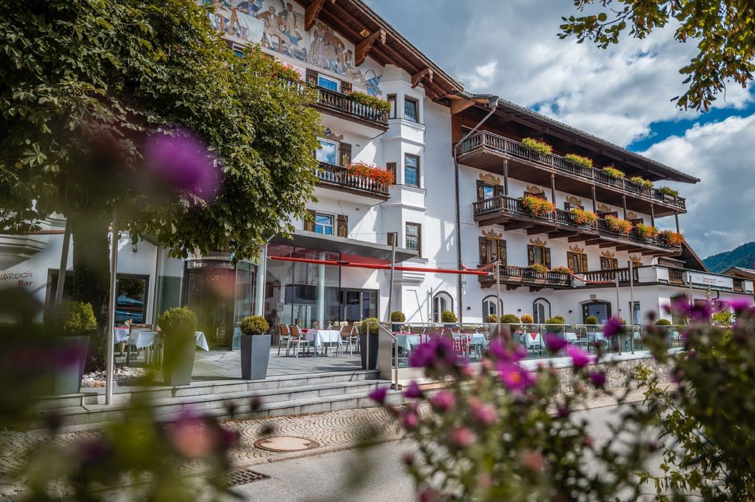 Hotel Unterwirt mit Terasse im Sommer