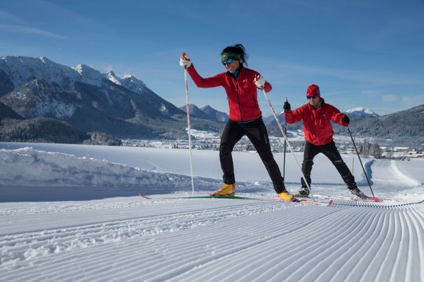 Urlauber beim Langlaufen auf einer gespurten Langlauf-Loipe in Inzell