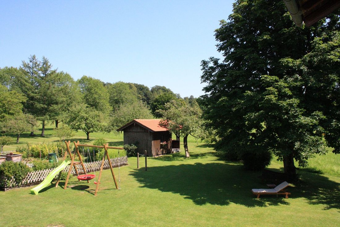 Meisinger Hof - Schaukel und Gartenhäuschen