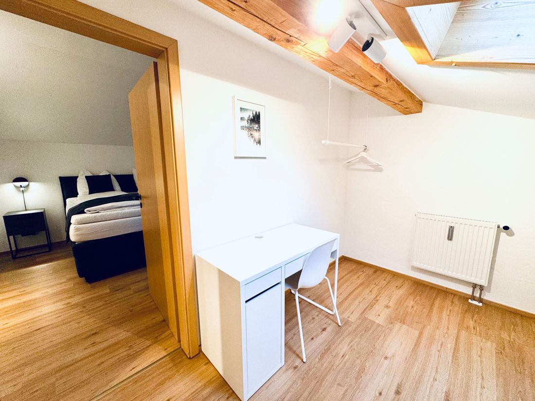 Ankleide mit Blick auf Schlafzimmer 1