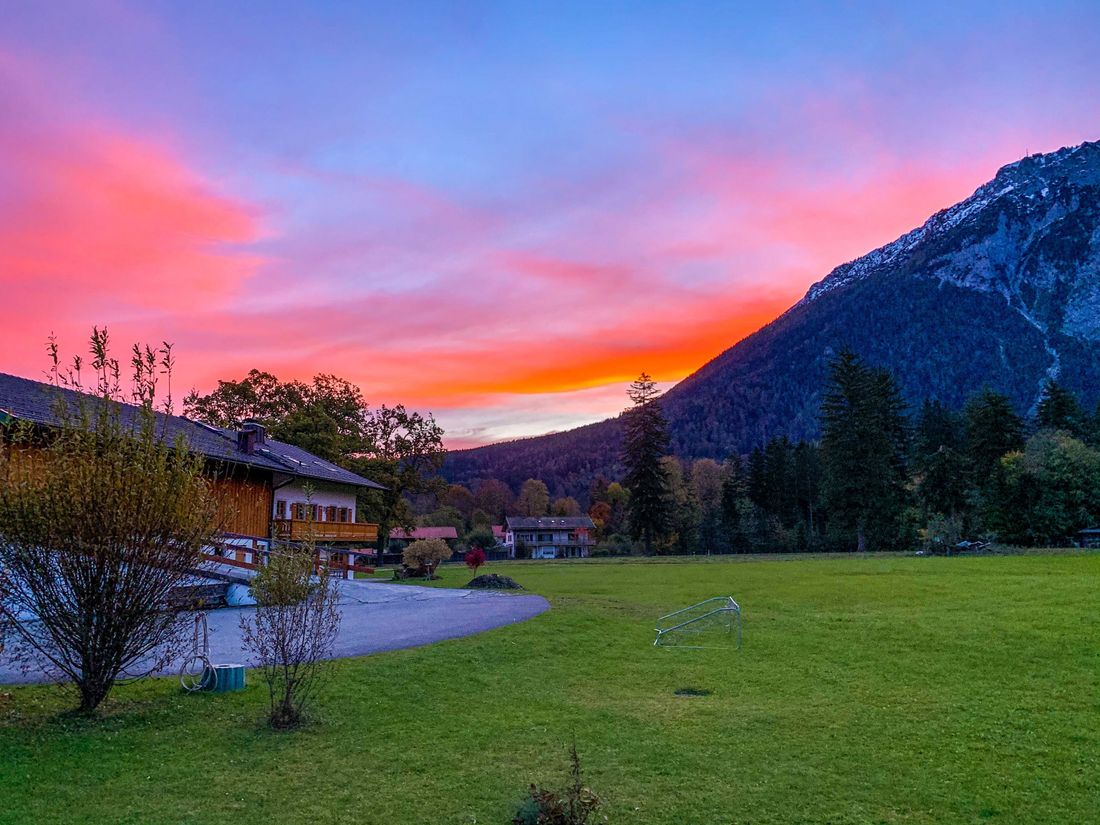 Gastager Hof mit Abendrot und Rauschberg