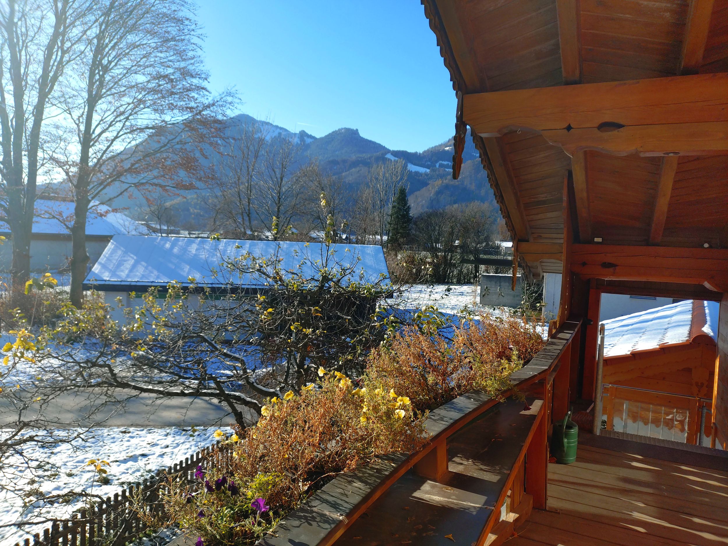 Blick vom Balkon zu den Chiemgauer Bergen, Hochplatte 1587m
