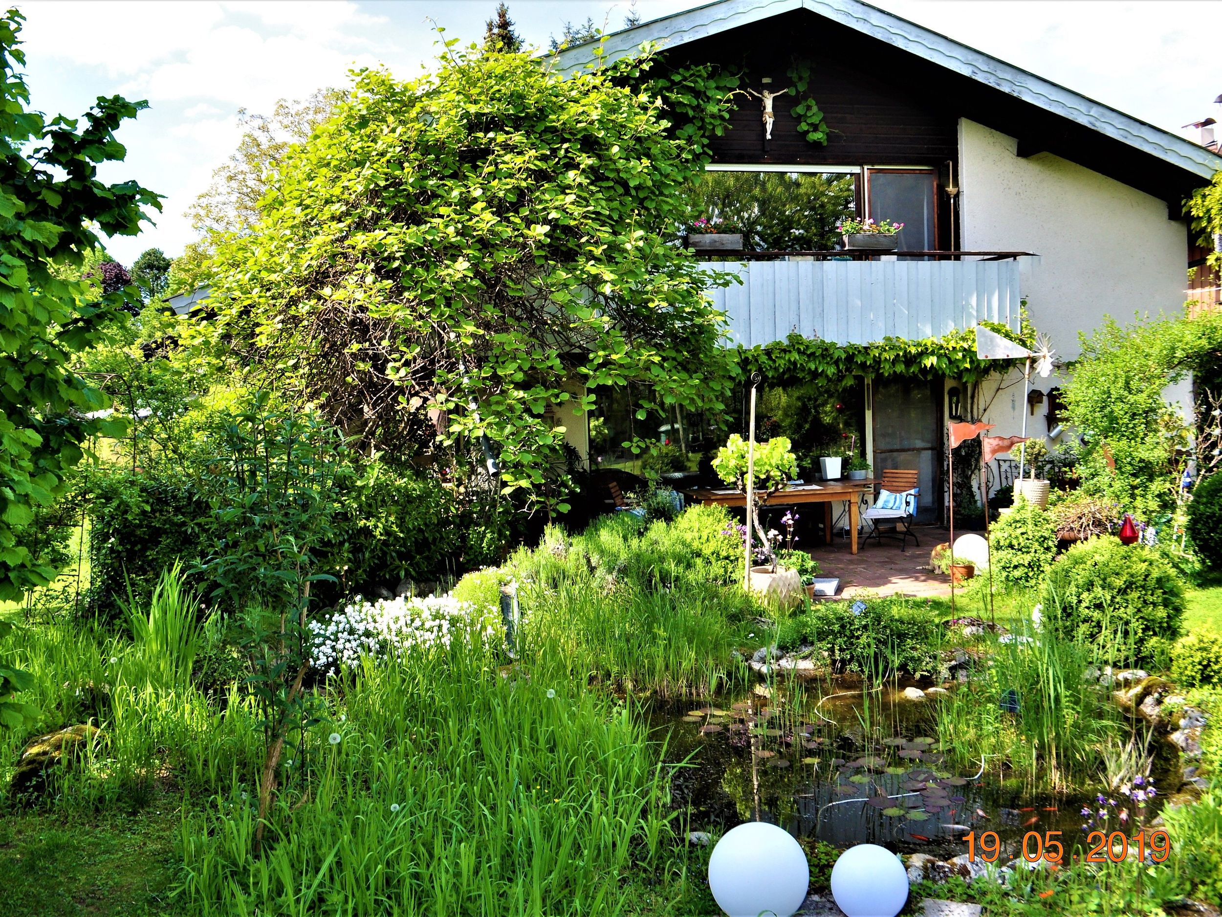 Hausansicht mit Garten