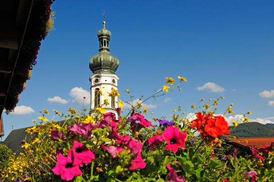 Kirche mit Blumen in Reit im Winkl