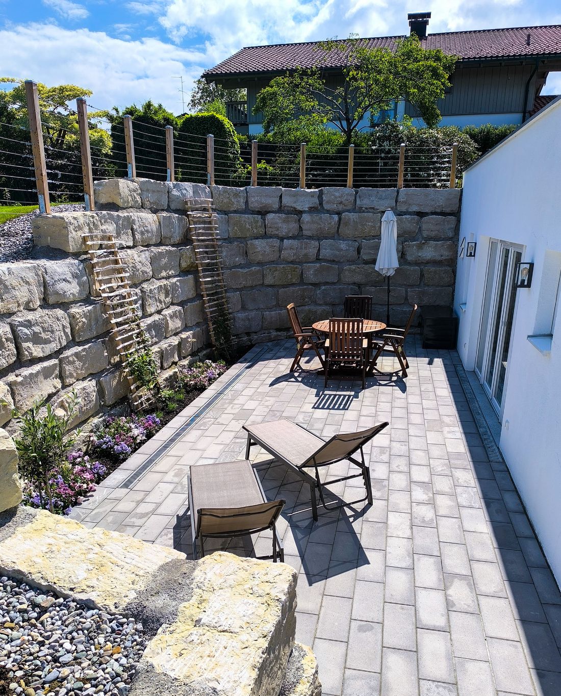 Terrasse mit Sitzgelegenheit und Liegen