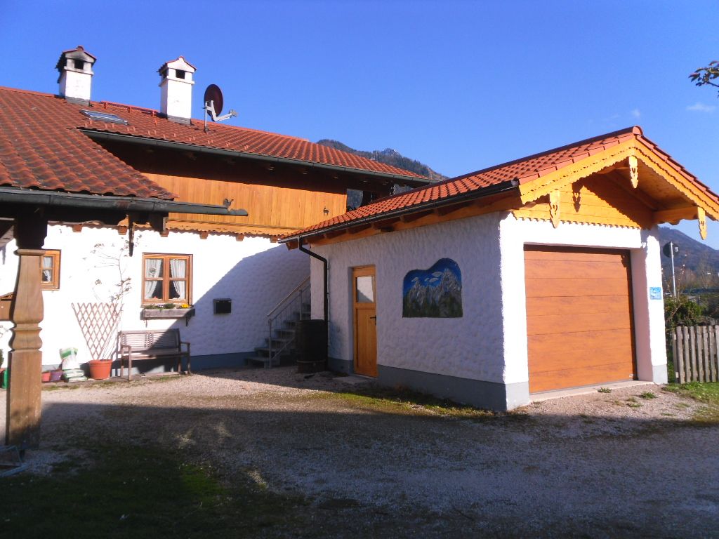 Treppenaufgang mit Gäste-Garage inkl. Platz f. Fahrräder in absperrbarer Garage