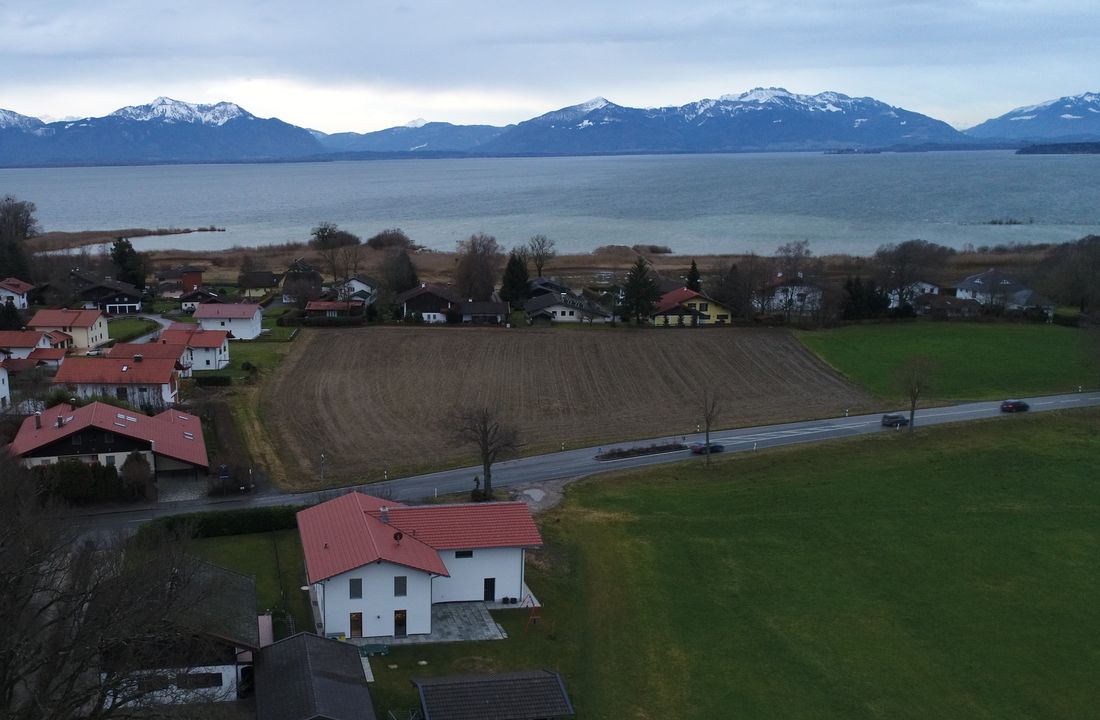 Luftbild mit Blick auf Berge und Chiemsee