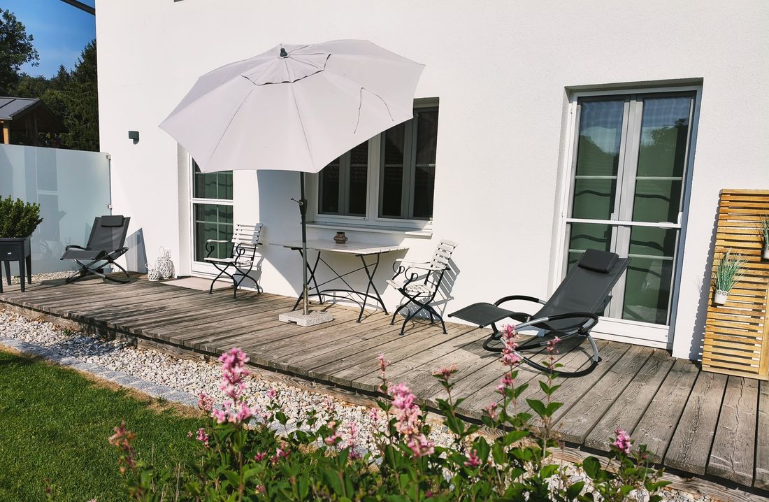 Schöne große Holzterrasse