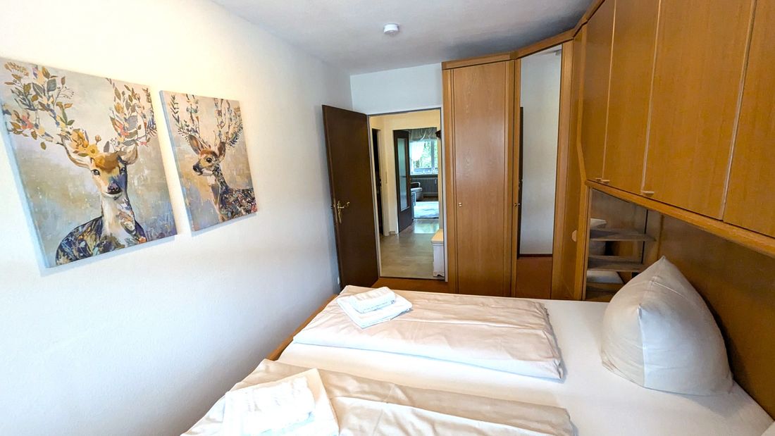 Erstes Schlafzimmer mit Doppelbett