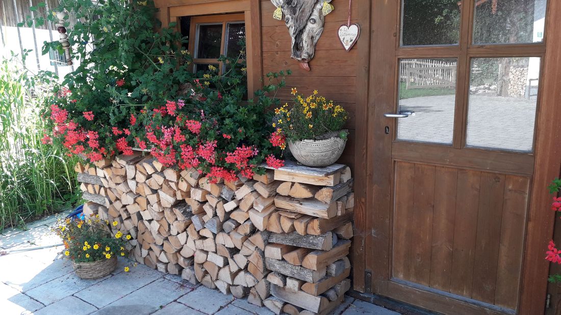 Gartenhäuschen  mit Geranienschmuck